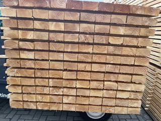 Ca. 84x Douglas regels fijnbezaagd, 45x75mm, lengte 400cm